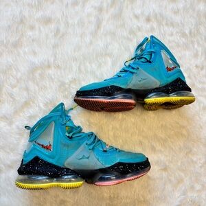 Nike Lebron 19 Christmas Sneaker Yellow & Blue Polarized Sneakers Mens 9